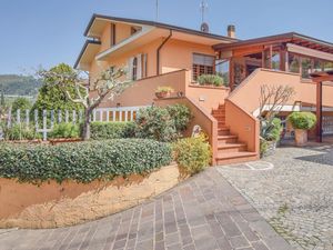 23738978-Ferienhaus-8-Massarosa-300x225-0