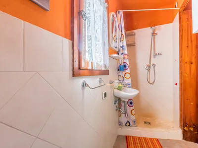 Badezimmer mit Dusche
