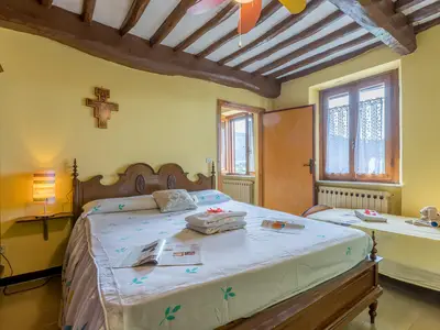 Blick auf das Hauptschlafzimmer mit zusätzlichem Einzelbett