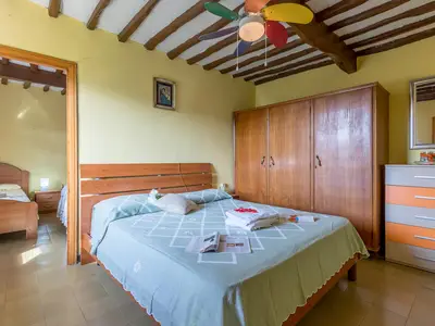 Das Schlafzimmer hat einen großen Kleiderschrank und direkten Zugang zum Hauptschlafzimmer