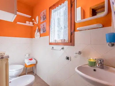 Badezimmer mit WC, Bidet, Waschbecken und Dusche