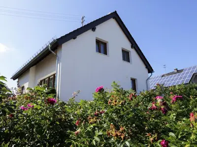 Hausansicht von der Straße aus.