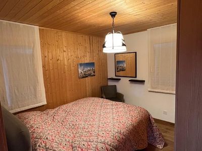 Schlafzimmer 1 mit Bett 160x200cm; Doppelschrank
