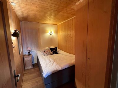 Schlafzimmer 2 mit Bett 140x200cm und Doppelschrank
