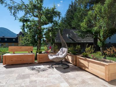 große Terrasse mit Ausblick auf den Garten mit 2.000 m2 inkl. 100 Jahre altem Zirbenbaum