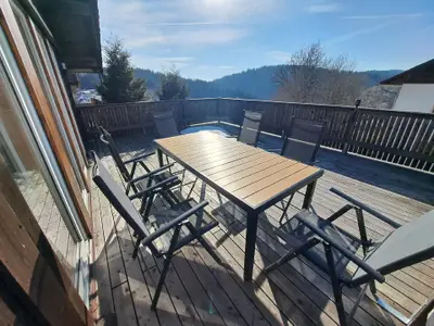 Dachterrasse über 30 m² mit Ess- und Sitzgelegenheit, Sonnenschirm, Liegestühle und E- Grill