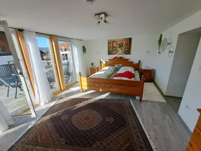 Großes Schlafzimmer mit Doppelbett 2,0 x 2,0 m und direktem Zugang zur Terrasse - Rollos vorhanden