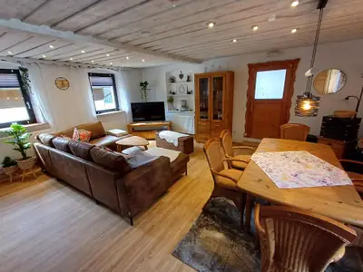 Wohnzimmer mit Sitzgruppe u. Sitzgruppe