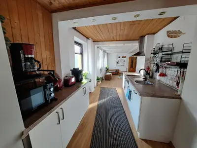offene Küche mit Cerankochfeld 4xPlatten, Backofen, Spülmaschine, Mikrowelle, Cafemaschine, Toaster