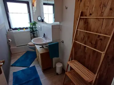 1. Bad mit Badewanne u. Duschmöglichkeit (1.OG)