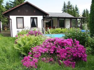 Bungalow mit Pool und Azaleenblüte