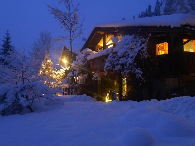 Chalet bei Nacht