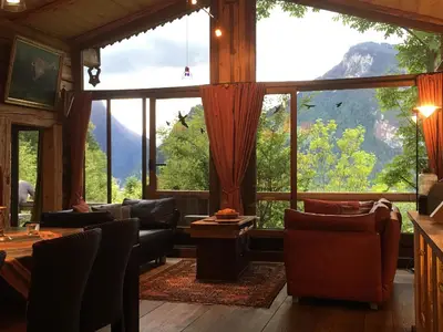 Wohnbereich mit Glasbalkon