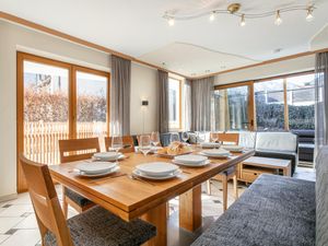 23925703-Ferienhaus-18-Mayrhofen-300x225-2