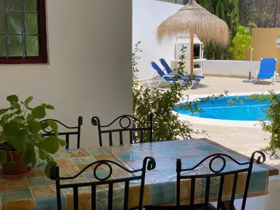 Gartenzimmer neben dem Schwimmbad.
