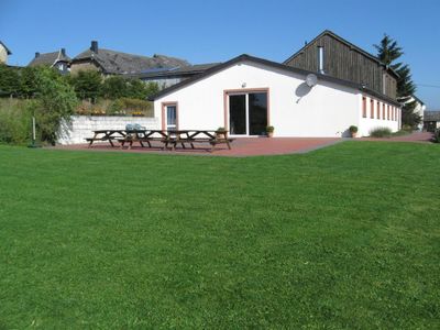 Groser Garten mit Südterrasse