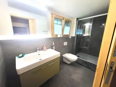 Badezimmer mit Dusche im 2.OG