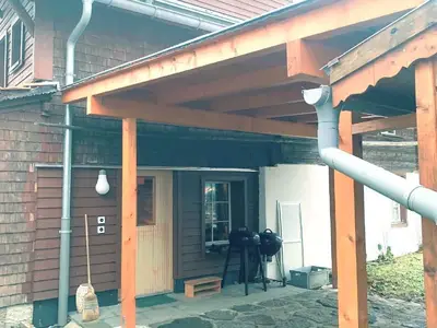 Eingangsbereich mit Carport