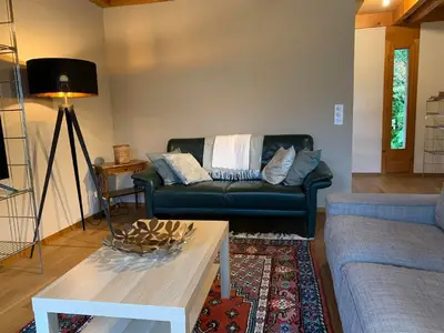 Wohnzimmer mit 2 Sofa, zwei Stühlen, Sunrise-TV, Salontisch