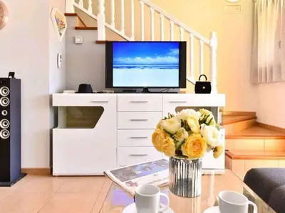 Wohnbereich. Smart TV und Lautsprecher Säule, 600 MB Internet