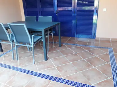 Terrasse. NEU  Aufwändiger Platten Boden und sichere Terrassentüre