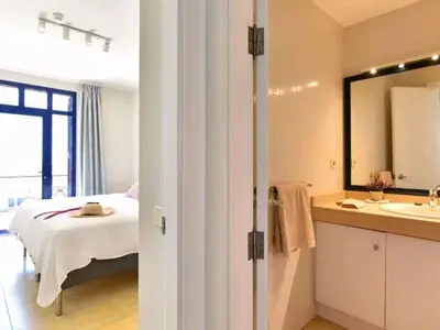 Schlafbereich. Schlaf Etage mit Blick in den Master Bed Room und den Waschraum