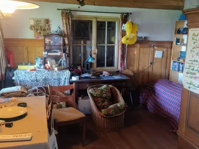 Wohnzimmer 2, Arbeitsflächen und Bett