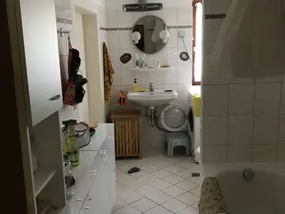 Badezimmer mit Wanne im Erdgeschoss