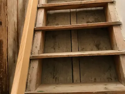 Steile Stiege vom Flur hoch zum Dachgeschoss