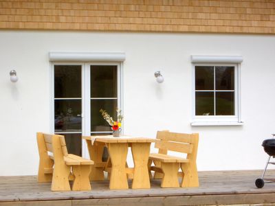 Vom Wohnzimmer aus können Sie bequem über Ihre Terrasse in den großen Garten