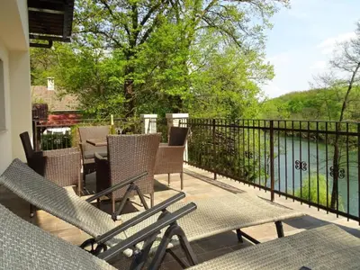 Balkon im 1. Stock, der von zwei Doppelzimmern gemeinsam genutzt wird