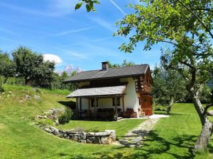 Das Chalet liegt inmitten breiten Wiesen, aber nicht weit vom Dorf Mezzano entfernt