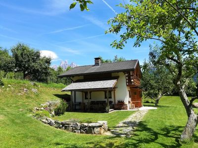 Das Chalet liegt inmitten breiten Wiesen, aber nicht weit vom Dorf Mezzano entfernt