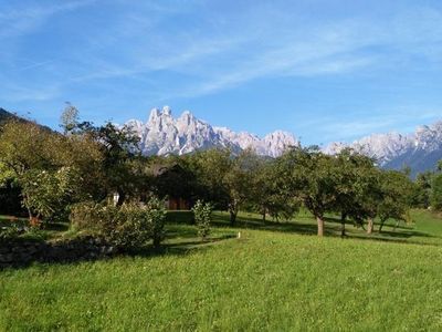 Die Zinnen der Palagruppe im Hintergrund - einer der schoensten Dolomitenketten.