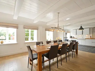 An dem großen Esstisch in dem lichtdurchfluteten Speisezimmer findet die ganze Familie Platz.