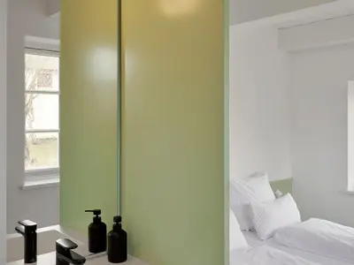 Schlafzimmer 1 mit Dusche en Suite