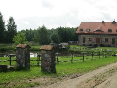 Hofzufahrt, Blick von der Strasse auf den Teich und das Ferienhaus in der Kaschubischen Schweiz