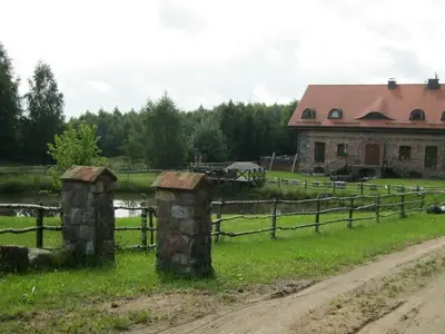 Hofzufahrt, Blick von der Strasse auf den Teich und das Ferienhaus in der Kaschubischen Schweiz