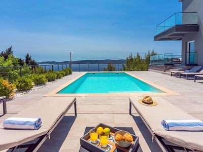 Pool. NEU! Sehr luxuriöse und stilvolle Villa IPONI mit privatem Pool, Sauna und Fitnessraum