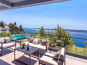 Balkon. Überdachte Lounge-Ecke mit herrlichem Meerblick, Ausgang vom Wohnzimmer