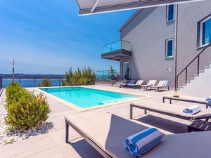 Terrasse. Sehr luxuriöse und stilvolle Villa IPONI mit privatem Pool, Sauna und Fitnessraum