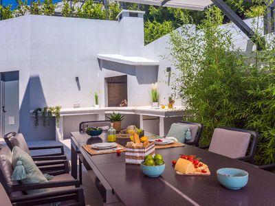Terrasse. Überdachter Essbereich mit Grill und direktem Zugang zur Küche