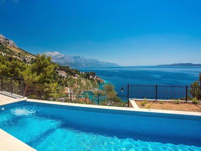 Pool. Meerblick auf das kristallblau-türkisfarbene Wasser der Adria