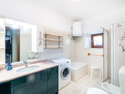 Badezimmer mit Dusche