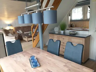 Essbereich mit Blick in die Küche