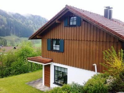 Blick von der Straße in den Garten/Terrassenbereich