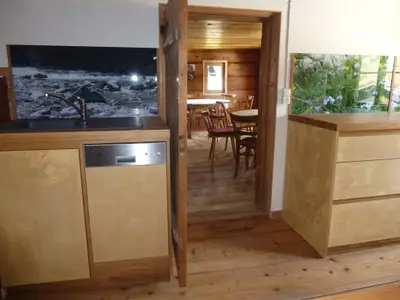 Küche mit Blick in den Aufenthaltsraum