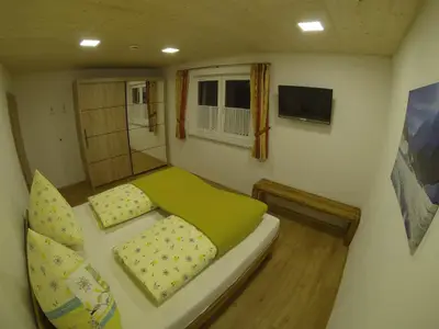Schlafzimmer 1