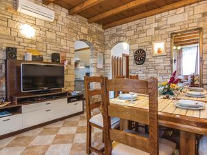 23727566-Ferienhaus-8-Modrušani-300x225-3