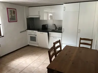 Wohnzimmer mit Tisch für 4 Sitzplätze